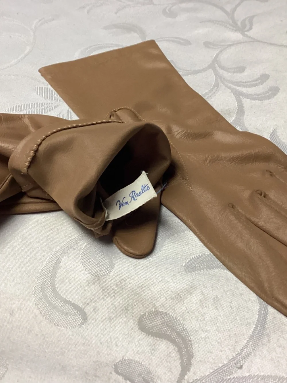 Vintage gloves, absolutely gorgeous butterscotch tan looks FABULOUS